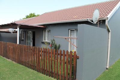 Townhouse For Rent in Greenstone Hill, Edenvale